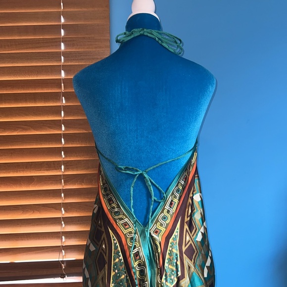 Silk V-cut dress with open back - Picture 6 of 10